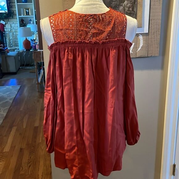 Davi & Dani Brick Red Cold Shoulder Lace detail top - Picture 5 of 7